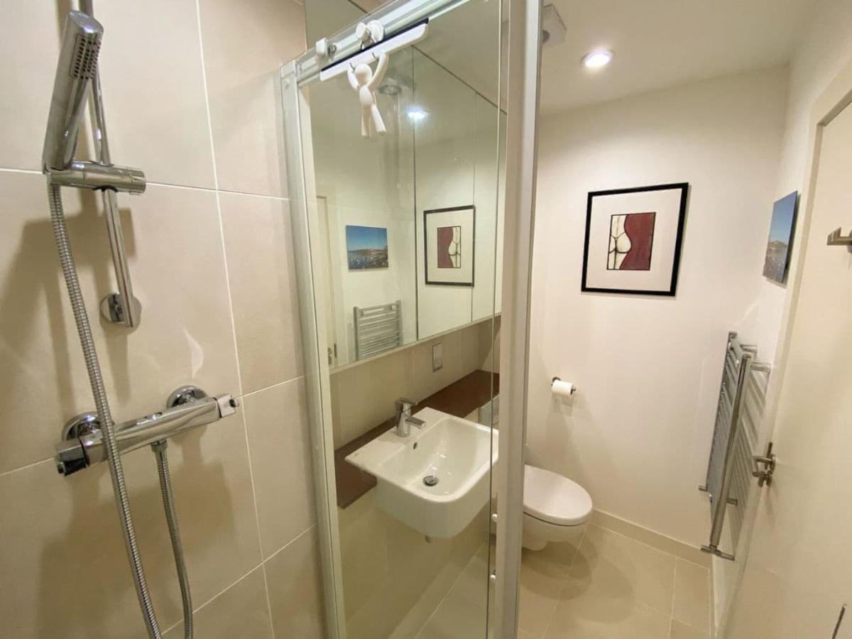 Sunset Waves Sea View Apartment Featuring Panoramic Views & Parking Newquay  Exterior photo